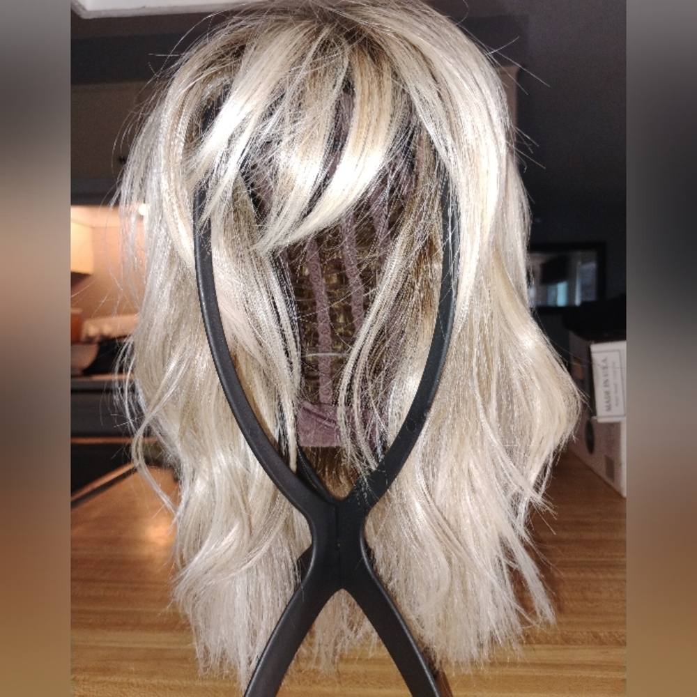 Layered Synthetic Wig in Light Blonde with Subtle Ash Highlights